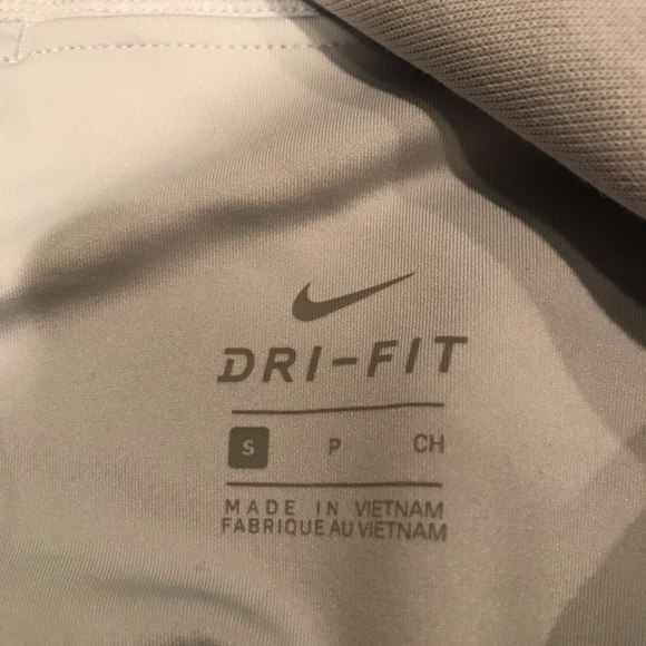 Woman’s Nike Set - Picture 2 of 4